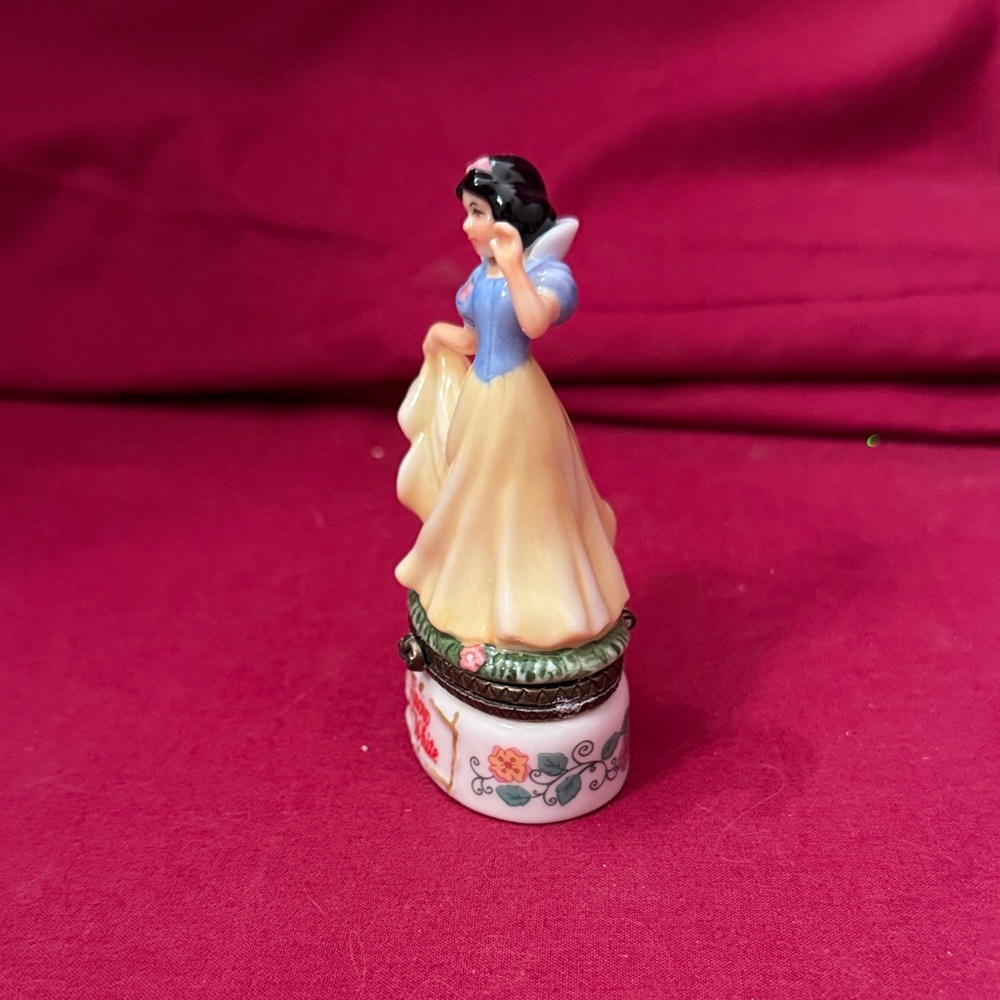 Disney Snow White Porcelain Trinket Box with Apple Basket - Picture 2 of 10
